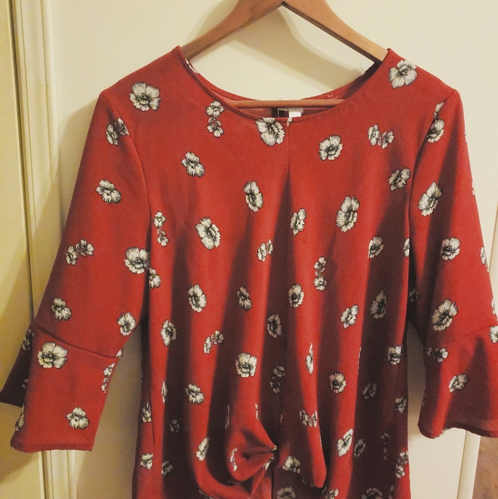 Red floral charming charlies top